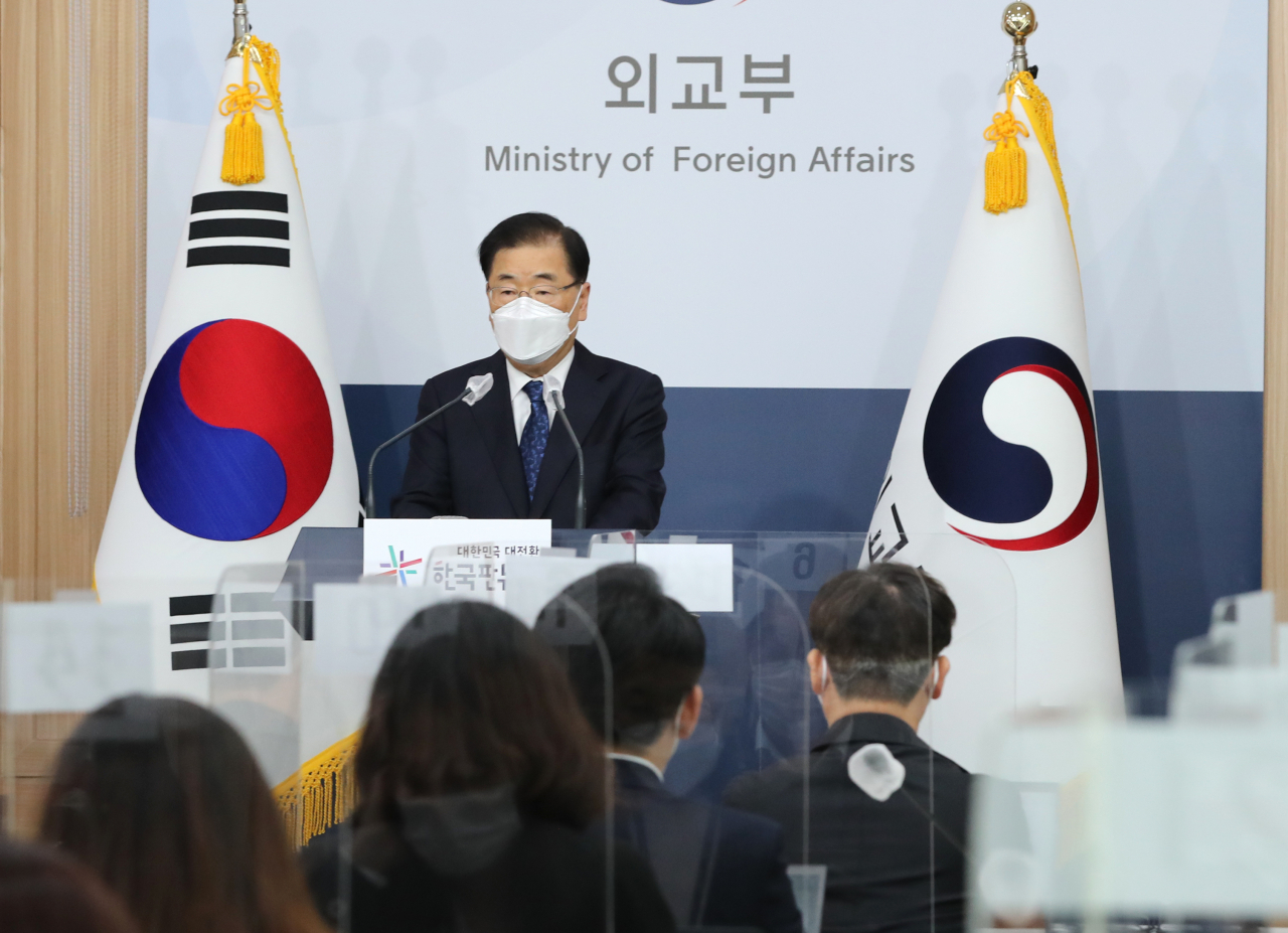 정의용 외교부 장관은 31일 서울 도렴동 외교부청사에서 취임 후 첫 내신기자단 브리핑을 가졌다. [연합]