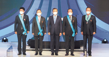문재인(사진 가운데) 대통령이 31일 오전 서울 중구 대한상공회의소에서 열린 제48회 상공의 날 기념식에서 산업훈장 수상자들과 기념촬영을 하고 있다. 사진 왼쪽부터 권인욱 피유시스 대표이사, 하현회 LG 유플러스 부회장, 문 대통령, 김무연 평화 회장, 김상배 한국내화 사장. [연합]