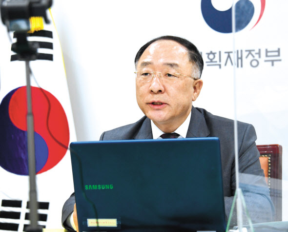 홍남기 경제부총리 겸 기획재정부 장관이 지난 30일 서울 광화문 정부서울청사에서 알라스테어 윌슨 무디스 국제신용평가사 국가신용등급 글로벌총괄과 화상 회의를 하고 있다. 그는 “국가채무 증가속도가 빠르다는 점에 각별한 경계심을 가지고 있으며 재정준칙 법제화, 지출구조조정, 세입기반 확충 등 재정안정화 노력에도 힘써 나갈 것”이라고 밝혔다. [기획재정부 제공]