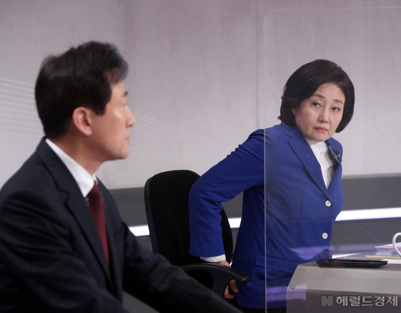 [사진=국회사진기자단] [헤럴드경제=이상섭 기자] 박영선 더불어민주당 후보(오른쪽)와 오세훈 국민의힘 후보가 30일 오후 서울 여의도 KBS에서 열린 서울시장 보궐선거 후보자 초청 토론회에서 토론을 준비하고 있다. babtong@heraldcorp.com