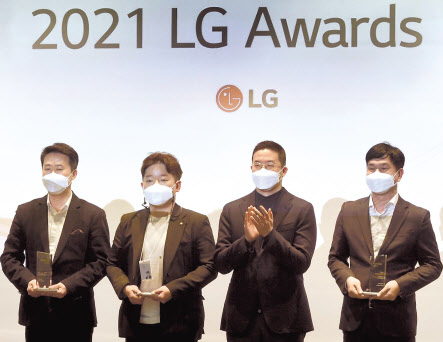 구광모(왼쪽 세번째) LG 대표가 30일 오후 서울 마곡 LG사이언스파크에서 열린 ‘LG 어워즈(Awards)’ 시상식에서 일등LG상 수상자들과 기념 촬영을 하고 있다. [LG 제공]