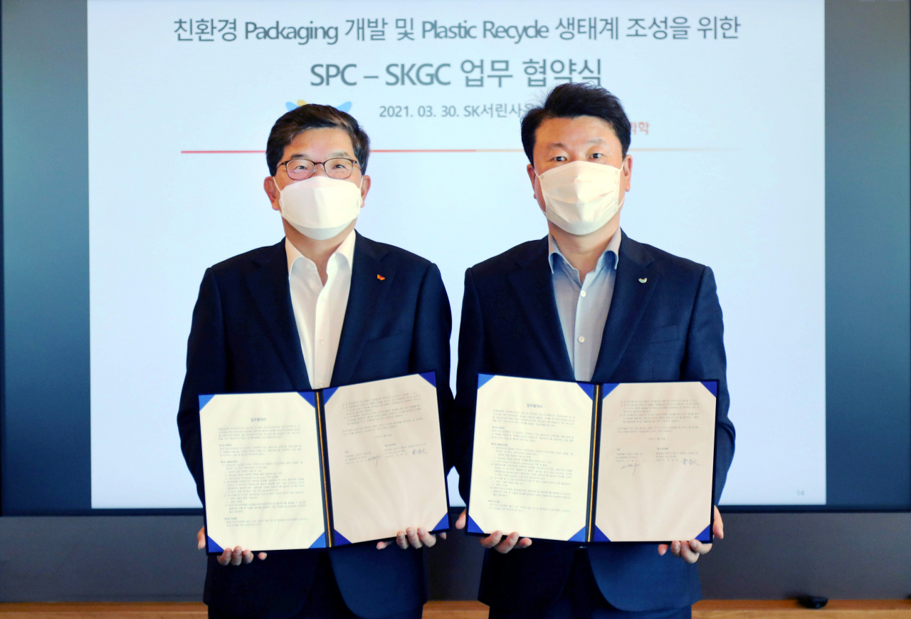 SK종합화학이 30일 SPC팩과 친환경 패키징 공동 개발을 위한 업무협약을 체결했다. 사진 왼쪽부터 SK종합화학 나경수 사장, SPC팩 김창대 대표. [SK이노베이션 제공]