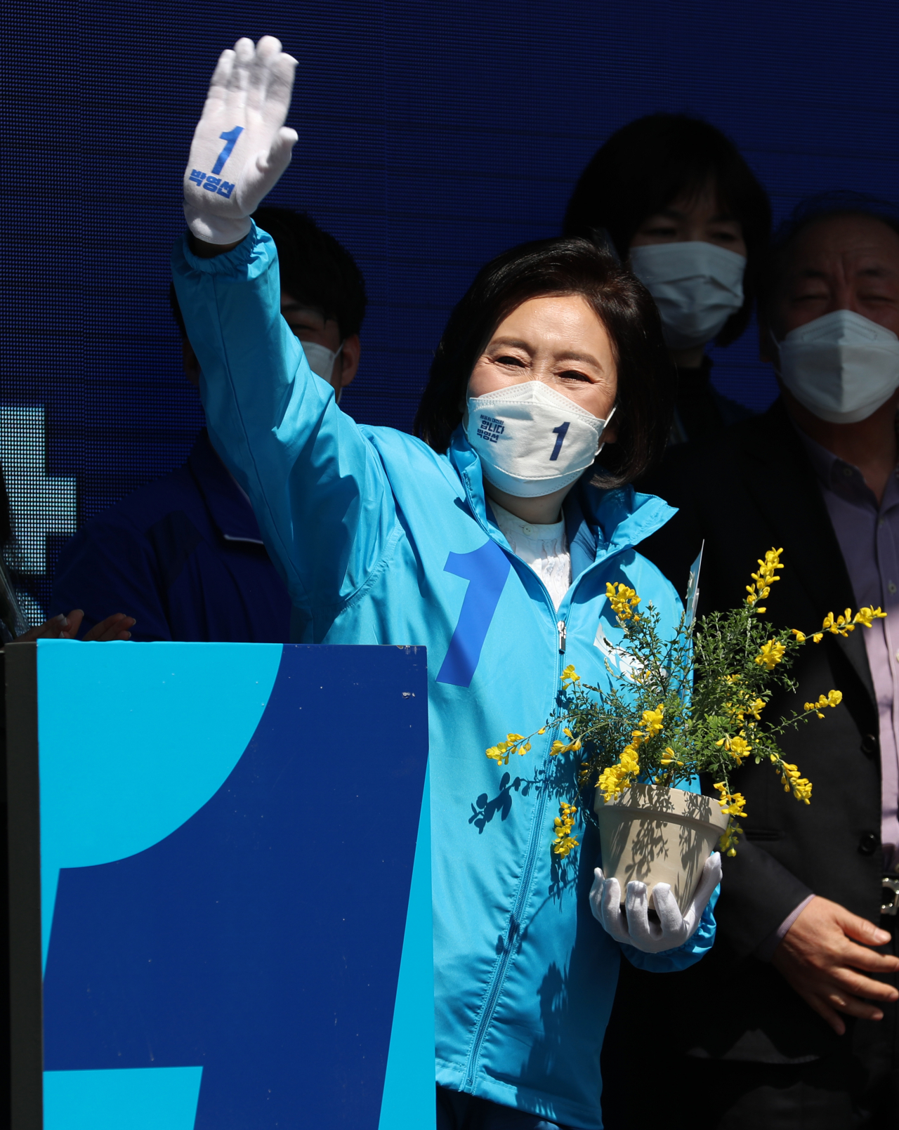 더불어민주당 박영선 서울시장 후보가 31일 서울 동작구 이수역 인근에서 열린 집중유세에서 지지를 호소하고 있다. [국회사진기자단]