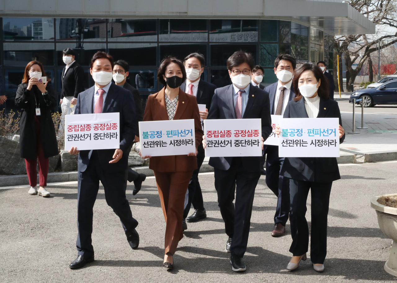국민의힘 서울시장 보궐선거 선대위 공동총괄선대본부장을 맡은 유경준 의원(오른쪽 두 번째)과 박완수, 이영, 전주혜 의원 등이 지난달 31일 오전 서울 종로구 서울시선거관리위원회를 항의 방문하고 있다. 국민의힘은 이날 마포구청이 배너에 더불어민주당 당 색을 사용한 문제, '민주야 좋아해'라는 문구가 붙은 넷플릭스 광고 문제 등에 대해 선관위의 선거 관리에 항의하기 위해 방문했다. [연합]