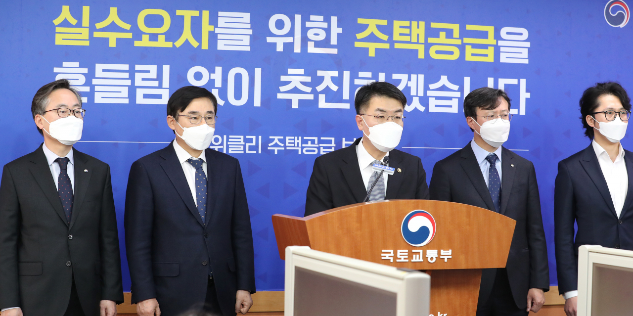 윤성원 국토교통부 1차관이 해당지역 구청장들과 함께 31일 오후 세종시 정부세종청사에서 3080+ 대책 추진현황과 제1차 도심사업 후보지 등 제1차 위클리 주택공급과 관련해 브리핑하고 있다. 왼쪽부터 유성훈 금천구청장, 이동진 도봉구청장, 윤성원 1차관, 채현일 영등포구청장, 정회원 은평구청 도시건설국장. [연합뉴스]