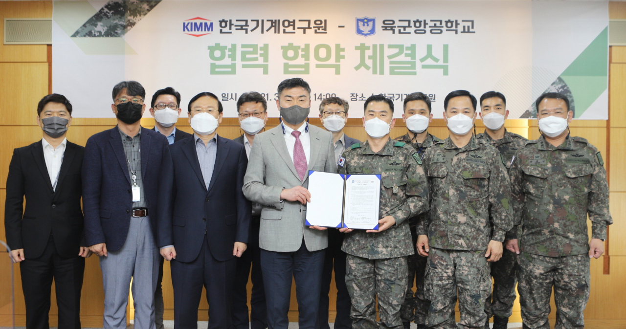 박상진 한국기계연구원장(왼쪽 여섯 번째)과 조재식 육군항공학교장(왼쪽 여덟 번째)이 31일 차세대 회전익기 개발을 위한 업무협약을 체결했다.[한국기계연구원 제공]