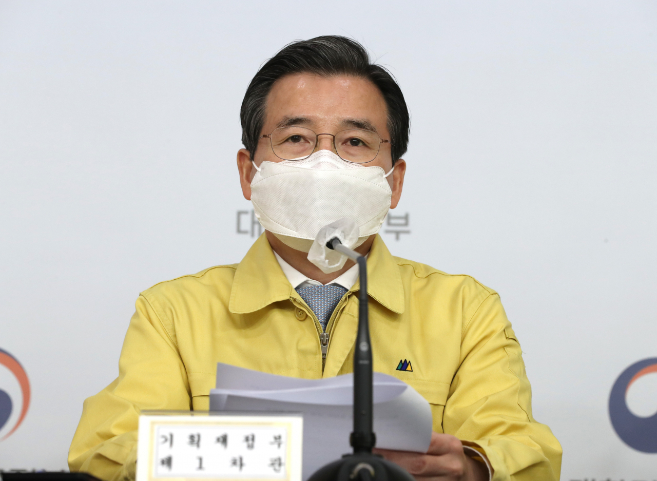 김용범 기획재정부 제1차관이 31일 정부서울청사에서 비상경제 중대본 회의 결과를 발표하고 있다. 연합뉴스