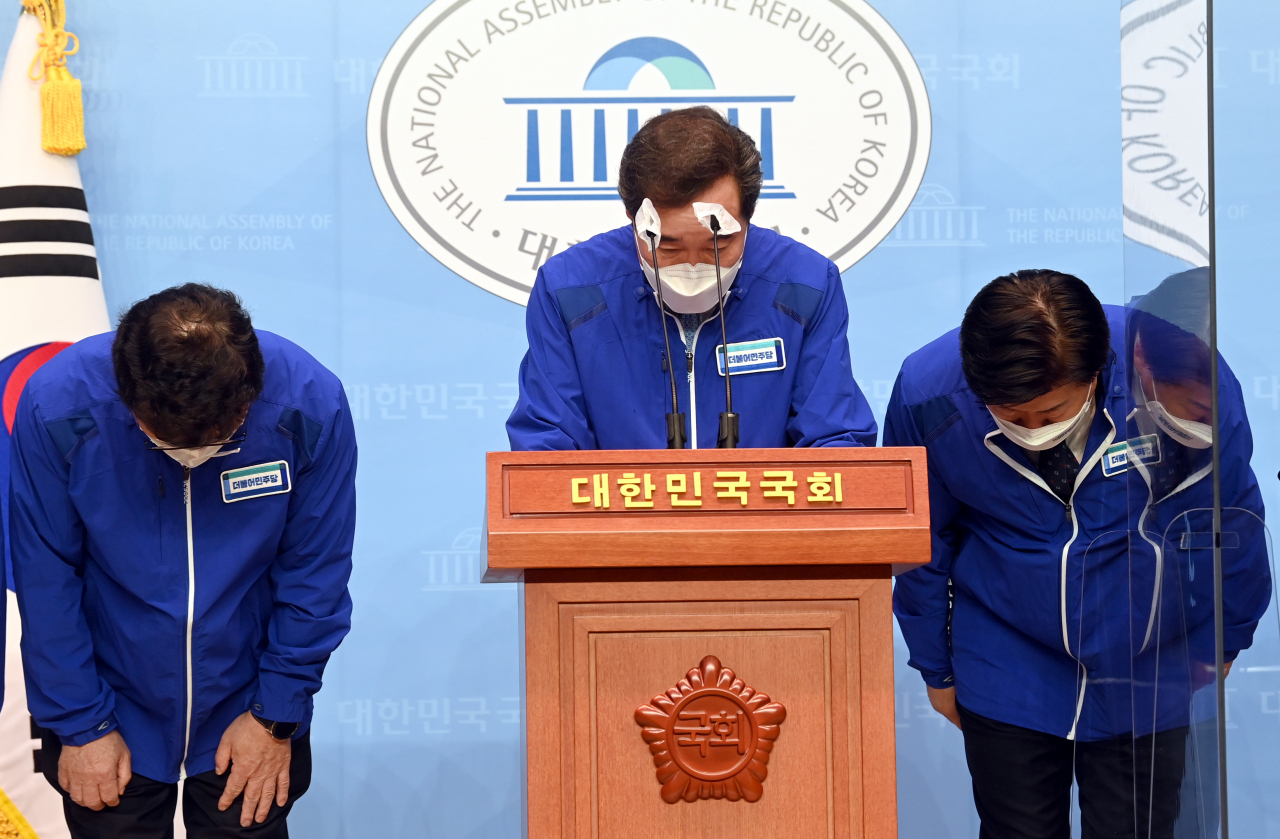 더불어민주당 이낙연 상임선대위원장이 31일 오전 국회 소통관에서 대국민 호소 기자회견을 마치고 인사하고 있다. 연합뉴스