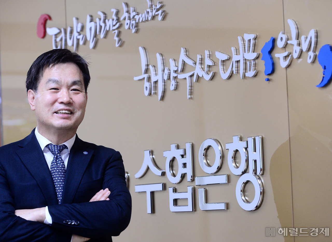 김진균 Sh수협은행장. 첫 내부승진 행장인 그는 수협은행의 포트폴리오를 기업 5, 가계 5로 구성하겠다고 밝혔다. 이상섭 기자 babtong@heraldcorp.com