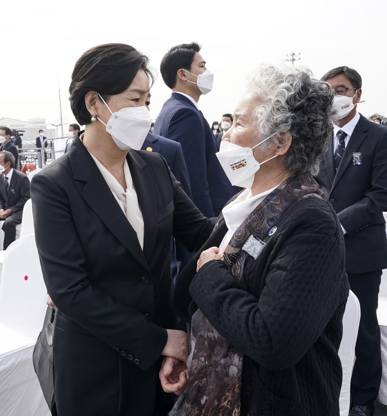 문재인 대통령 부인 김정숙 여사가 지난달 26일 오후 경기도 평택시 해군 2함대사령부 천자봉함·노적봉함에서 열린 제6회 서해수호의 날 기념식을 마친 뒤 '천안함 46용사'의 한 명인 고(故) 민평기 상사의 모친 윤청자 여사를 위로하고 있다. [연합]