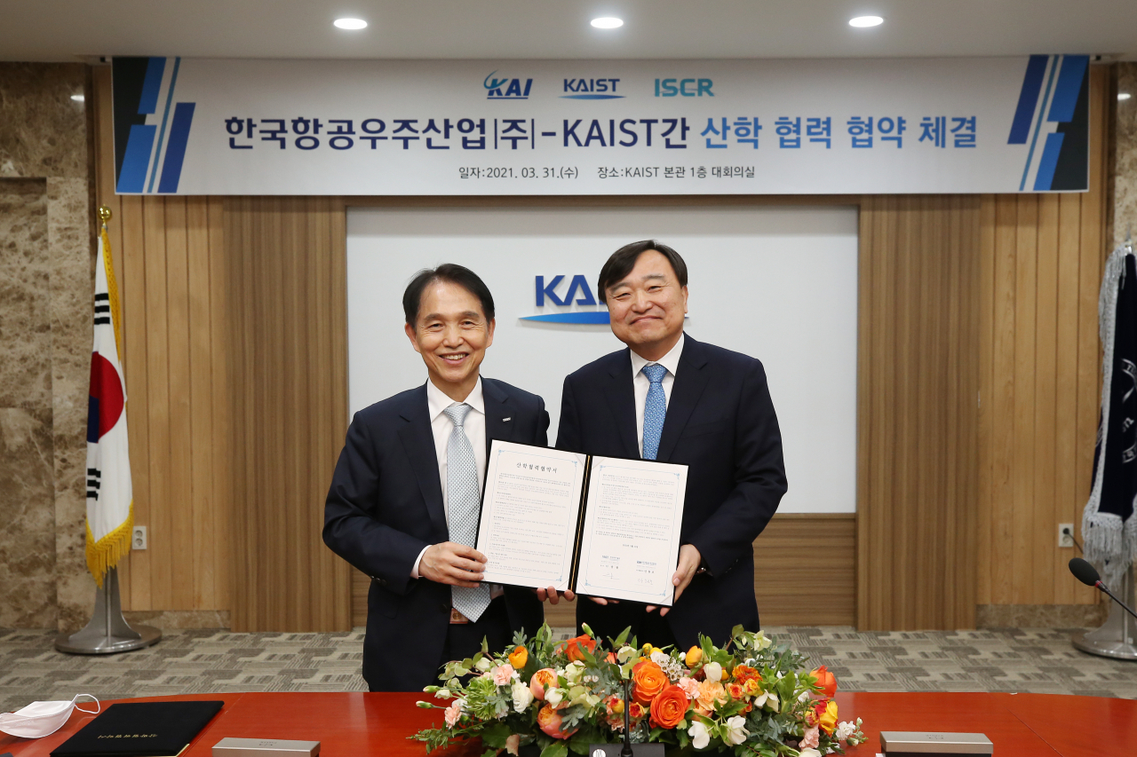 KAI는 지난 달 31일 KAIST와 항공우주기술연구센터 설립을 위한 업무협약(MOU)를 맺었다고 1일 밝혔다. 왼쪽부터 안현호 KAI 사장과 이광형 KAIST 총장. [KAI 제공]