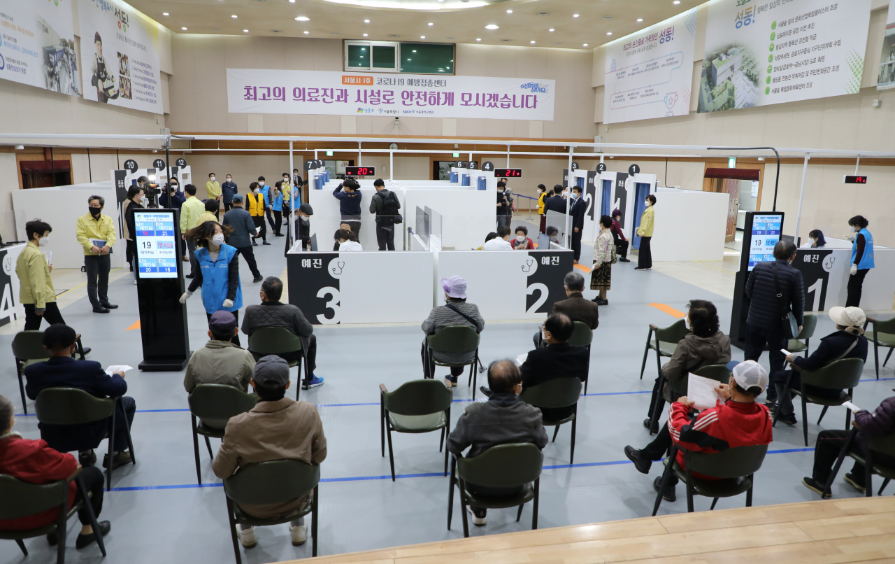 만 75세 이상 코로나19 백신 접종을 시작한 1일 오전 성동구청 코로나19 예방접종센터에서 어르신들이 대기하고 있다. 연합뉴스