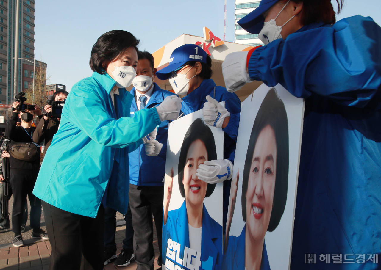 [사진=국회사진기자단] [헤럴드경제=이상섭 기자] 박영선 더불어민주당 서울시장 후보가 1일 오전 서울 마포구 합정역 역사 안으로 들어서며 선거운동원들과 인사를 하고 있다. babtong@heraldcorp.com