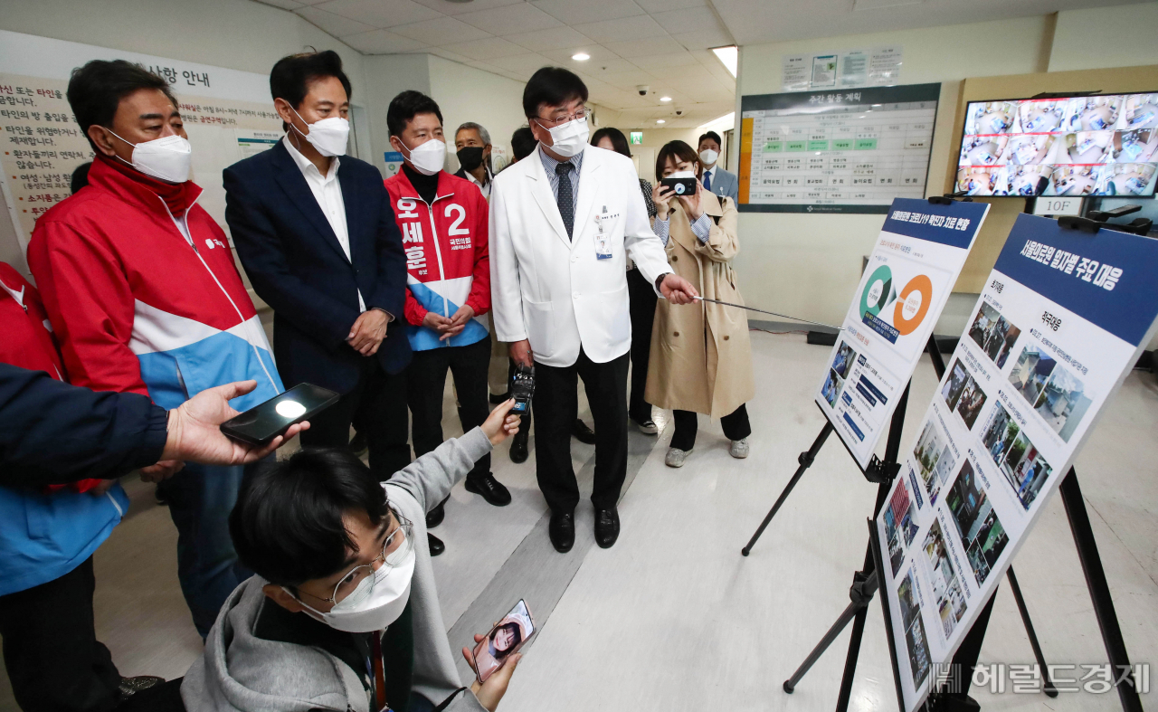 [사진=국회사진기자단] [헤럴드경제=이상섭 기자] 1일 오전 서울 중랑구 서울의료원을 방문한 국민의힘 오세훈 서울시장 후보(왼쪽 두번재)가 서울의료원 송관영 원장에게 '코로나19 확진자 치료 현황' 설명을 듣고 있다. babtong@heraldcorp.com