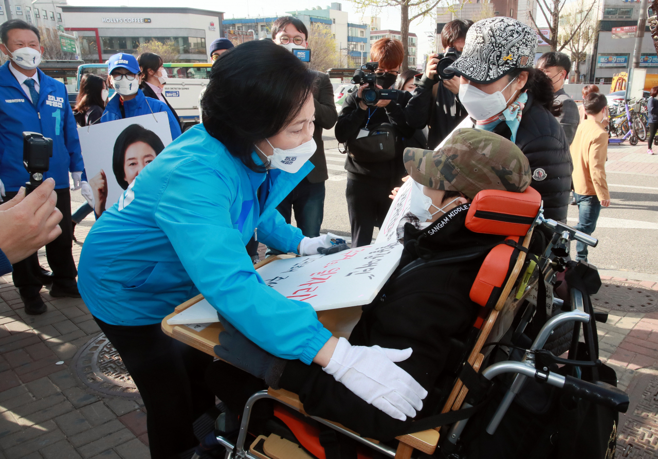 박영선 더불어민주당 4·7 재보선 서울시장 후보가 1일 오전 서울 마포구 합정역에서 발달장애인과 대화하며 의견을 듣고 있다. [연합]