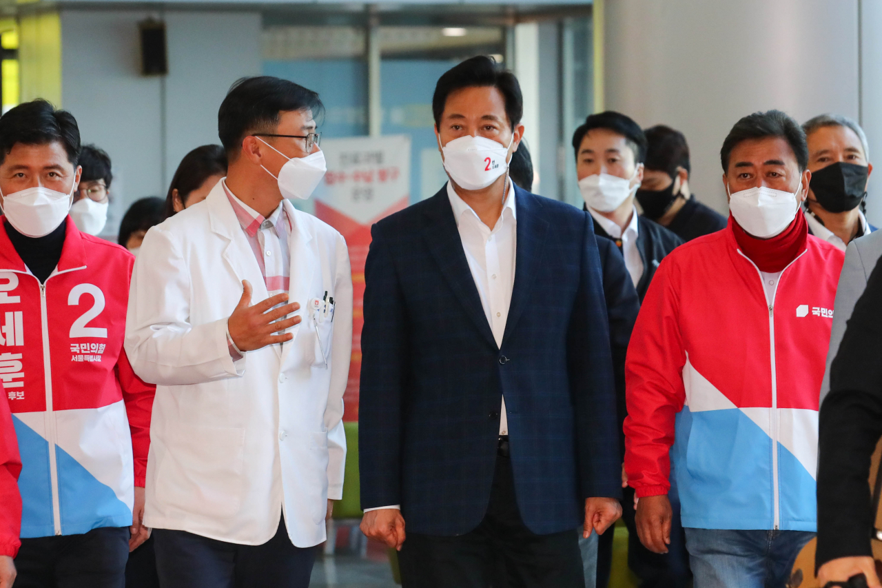 오세훈 국민의힘 4·7 재보선 서울시장 후보가 1일 오전 서울 중랑구 서울의료원을 방문, 브리핑실로 이동하고 있다. [연합]