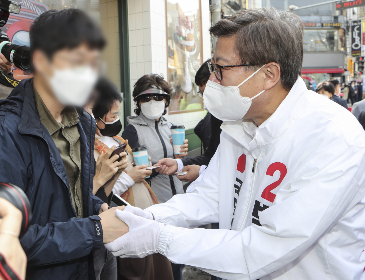 박형준 국민의힘 부산시장 후보가 31일 부산 금정구 부산대 사거리에서 열린 금정구 합동유세에서 시민들과 인사하고 있다. [연합]