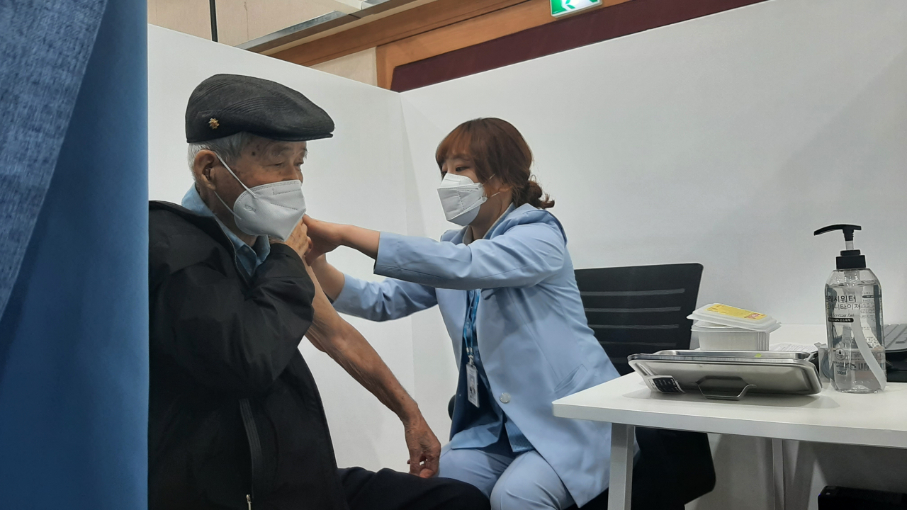서울 성동구 마장동에 거주하는 국가유공자 홍건호(92) 씨가 1일 성동구청에서 화이자 백신을 맞고 있다. [주소현 기자]