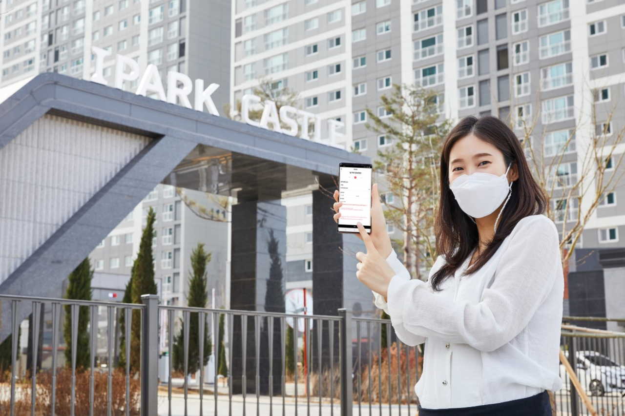 지난 3월말 입주를 시작한 ‘병점역 아이파크 캐슬’에서 입주자가 HDC현대산업개발의 스마트 주거서비스 플랫폼 ‘마이호미’ 입주 예약 서비스를 이용하고 있다. [HDC현대산업개발 제공]