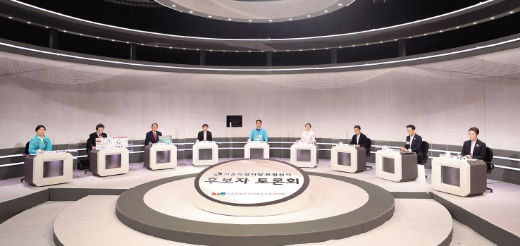 지난 29일 서울 여의도 KBS에서 서울시선거방송토론위원회 주관으로 열린 2021서울시장 보궐선거 후보자 토론회에서 군소정당 및 무소속 후보자들이 방송토론을 준비하고 있다. 왼쪽부터 신지혜 기본소득당, 허경영 국가혁명당, 배영규 신자유민주연합, 송명숙 진보당, 정동희 무소속, 신지예 무소속, 이도엽 무소속, 오태양 미래당, 김진아 여성의당 후보. [국회사진기자단]
