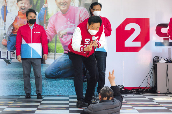 4·7 재보선 국민의힘 오세훈 서울시장 후보가 30일 오후 서울 영등포역 광장에서 열린 집중유세에서 한 시민과 인사하고 있다.