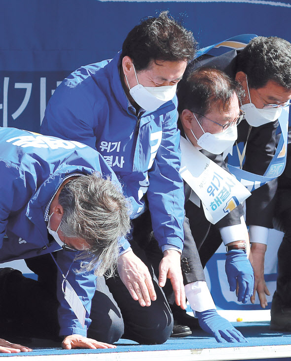 4·7 부산시장 보궐선거 더불어민주당 김영춘 후보가 28일 오후 부산 북구 구포시장에서 열린 집중유세에서 유권자에게 큰절하고 있다.