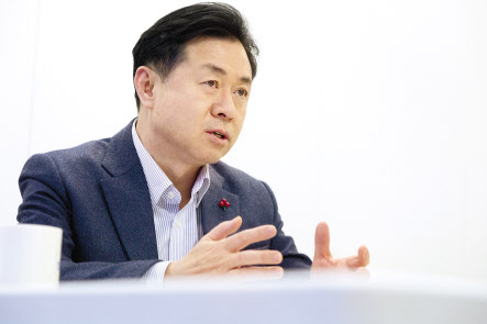 4·7 재보궐 선거에서 부산시장에 도전한 김영춘 더불어민주당 후보가 1일 본지와 서면인터뷰를 가졌다.[각 후보 캠프 제공]