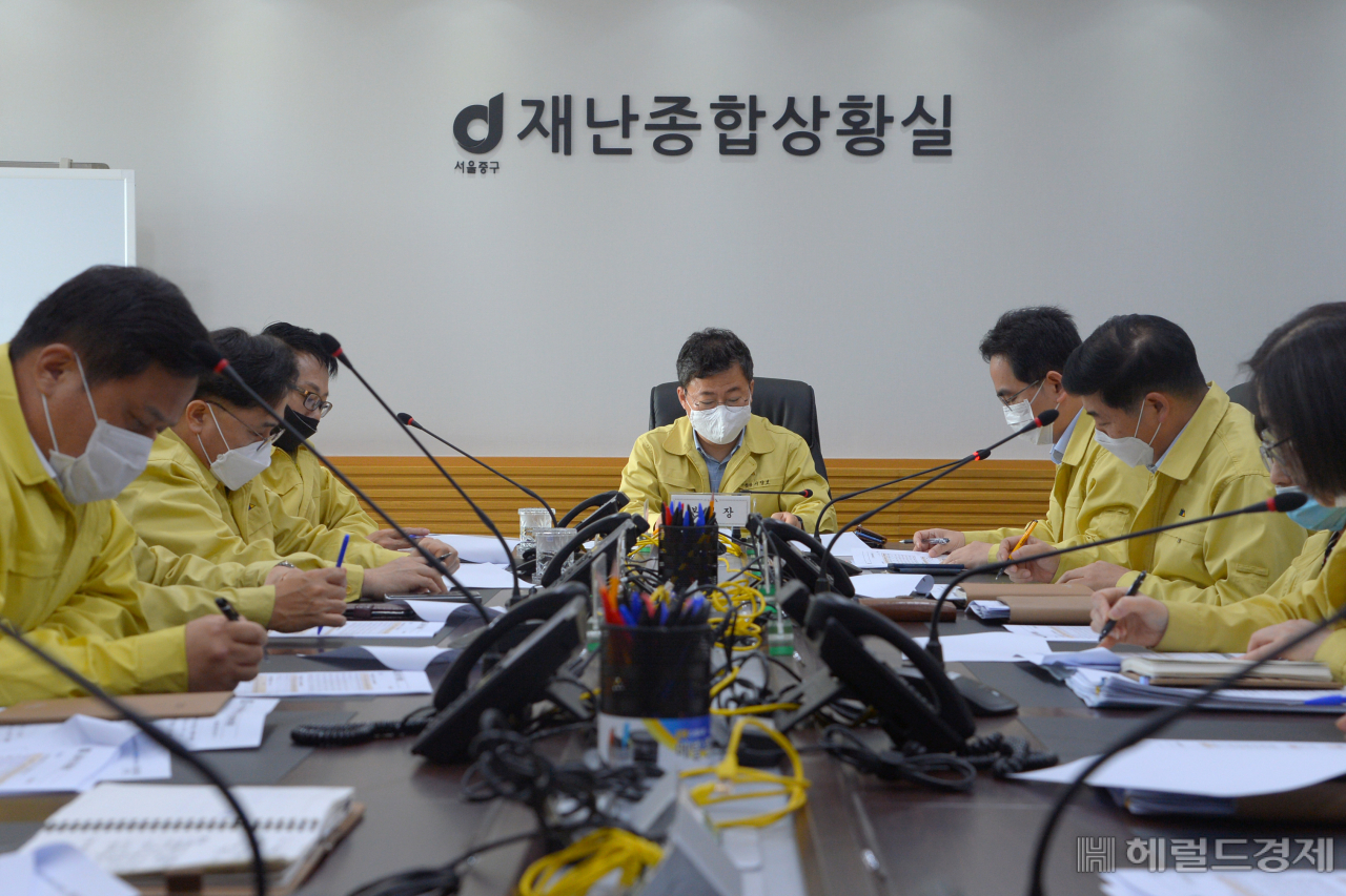 서양호(가운데) 구청장 주재로 재난종합상황실에서 회의가 열리고 있다. [중구 제공]
