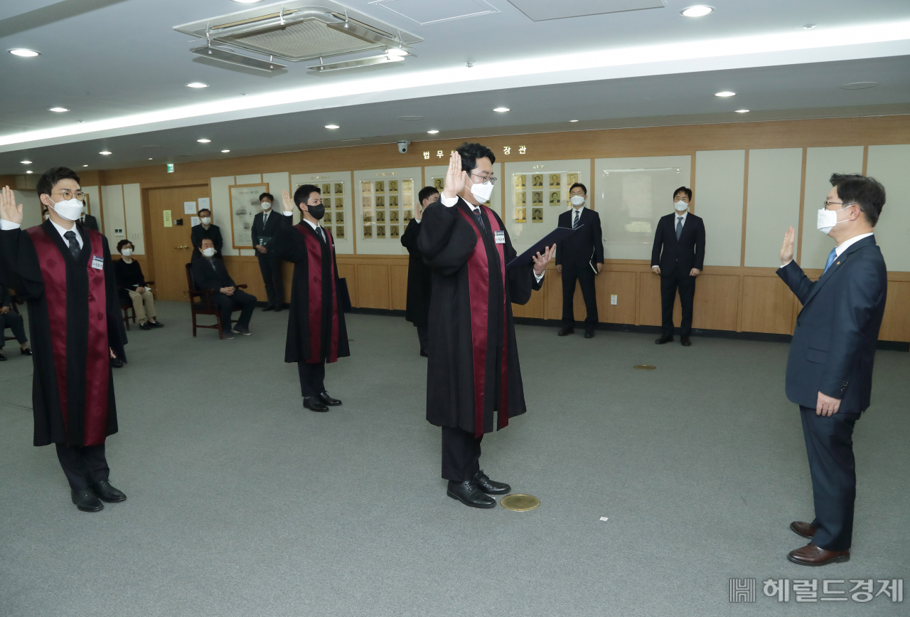 신임 검사들이 임관식에서 선서를 하고 있다. 오른쪽이 박범계 법무부장관. [사진=법무부 제공]