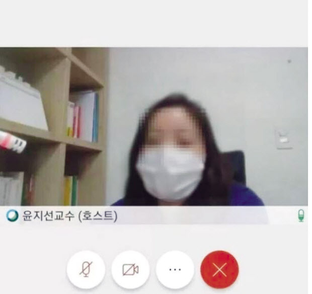 수업을 하는 윤지선 세종대 철학과 교수 모습[온라인 커뮤니티 캡처]