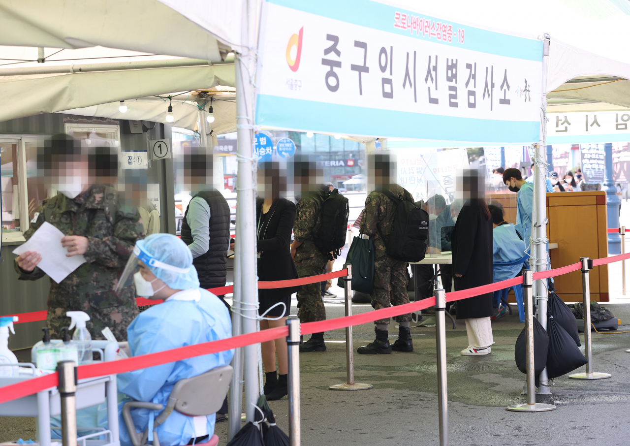 국내 코로나19 신규 확진자 수가 이틀 연속 500명대를 기록한 1일 오전 서울역광장에 마련된 임시선별진료소에서 시민들이 검사를 받기 위해 기다리고 있다. 중앙방역대책본부는 이날 0시 기준으로 코로나19 신규 확진자가 551명 늘어 누적 10만3639명이라고 밝혔다. [연합]