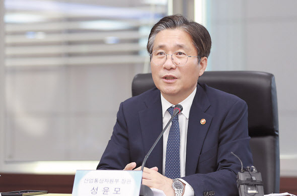 디지털전환 산학연 현장 간담회에 참석한 성윤모 산업 장관. [산업부 제공]