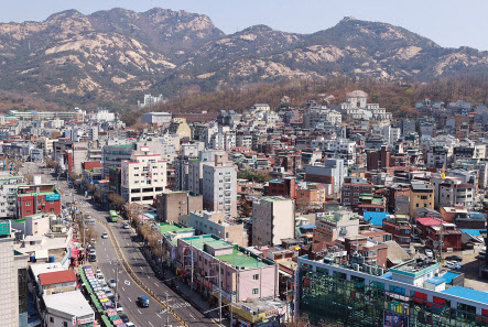 국토교통부가 2·4 대책에 포함된 도심 공공주택 복합개발사업의 첫 선도사업 후보지(역세권)로 선정한 서울 은평구 불광동 연신내 인근 모습. [연합]