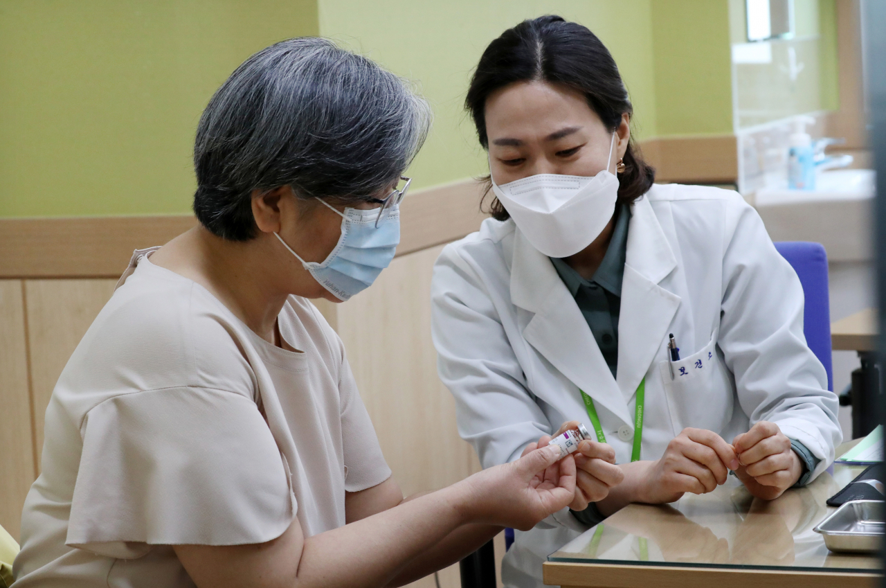 정은경 질병관리청장이 1일 오전 충북 청주시 흥덕구 보건소에서 신종 코로나바이러스 감염증(코로나19) 예방 아스트라제네카(AZ) 백신 접종을 마친 뒤 백신을 살펴보고 있다. [연합]