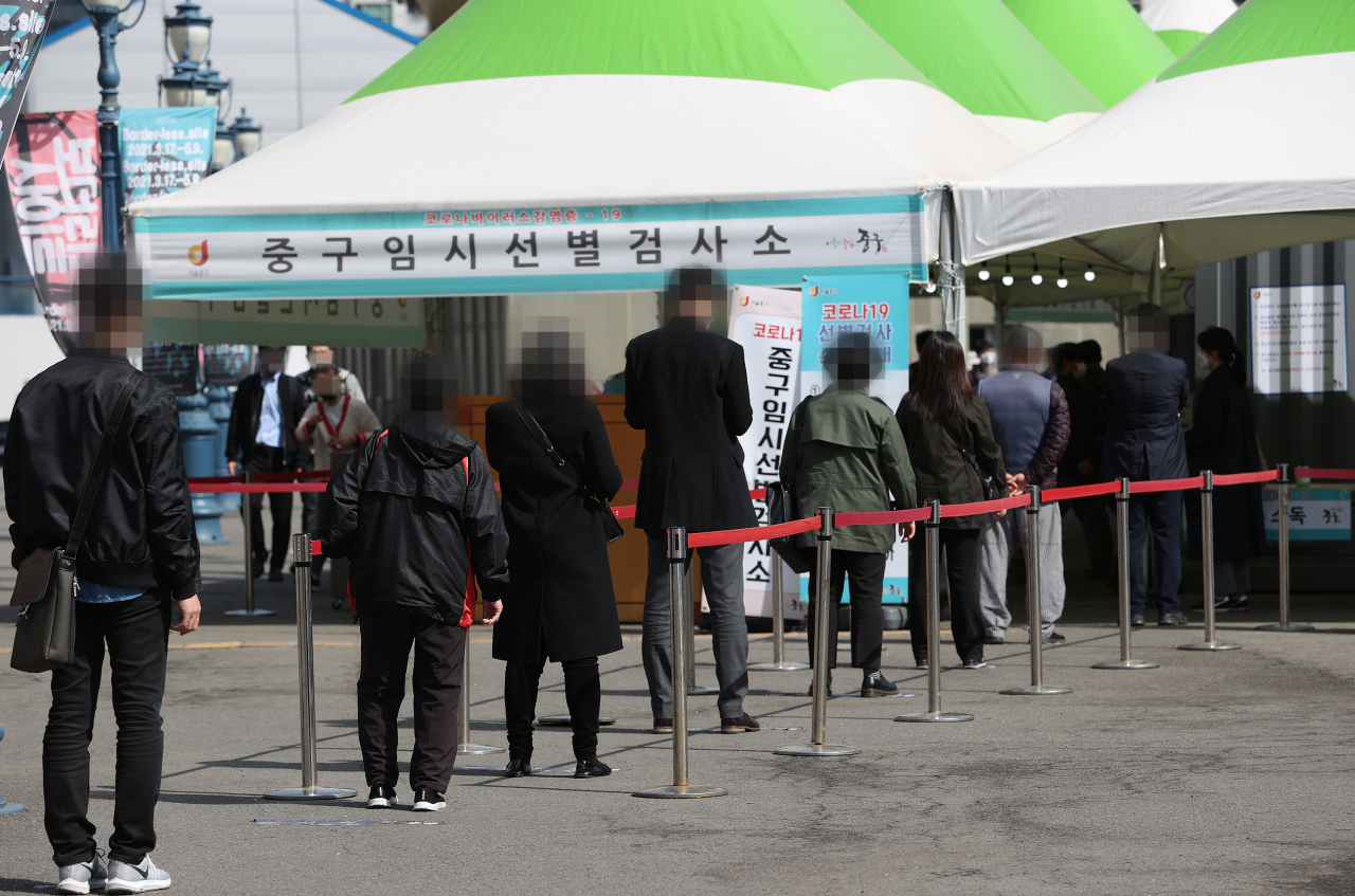 국내 신종 코로나바이러스 감염증(코로나19) 신규 확진자 수가 이틀 연속 500명대를 기록한 1일 오전 서울역광장에 마련된 임시선별진료소에서 시민들이 검사를 받기 위해 줄을 서고 있다. 중앙방역대책본부(방대본)는 이날 0시 기준으로 코로나19 신규 확진자가 551명 늘어 누적 10만3639명이라고 밝혔다. [연합]
