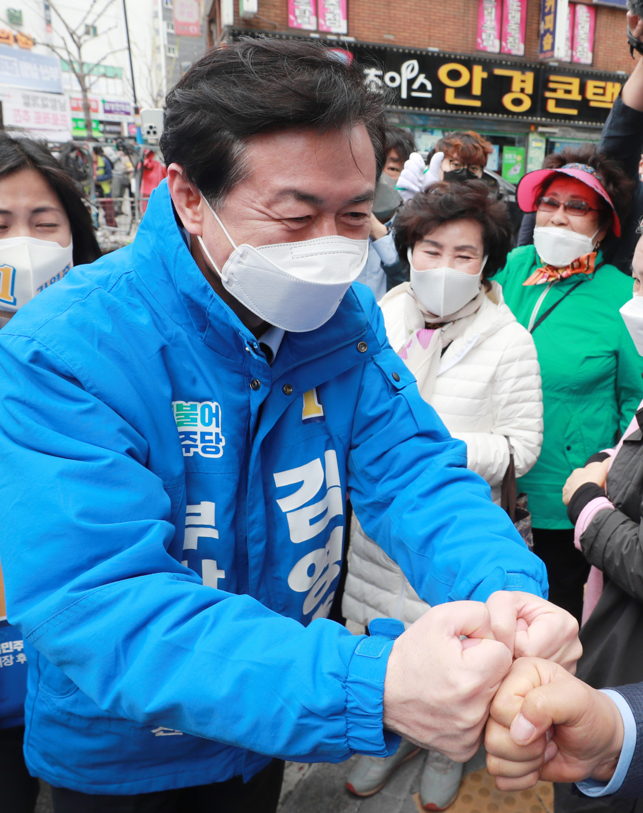 4·7 부산시장 보궐선거 더불어민주당 김영춘 후보가 1일 오후 부산 서구 충무동 사거리에서 시민들과 인사하고 있다. [연합]