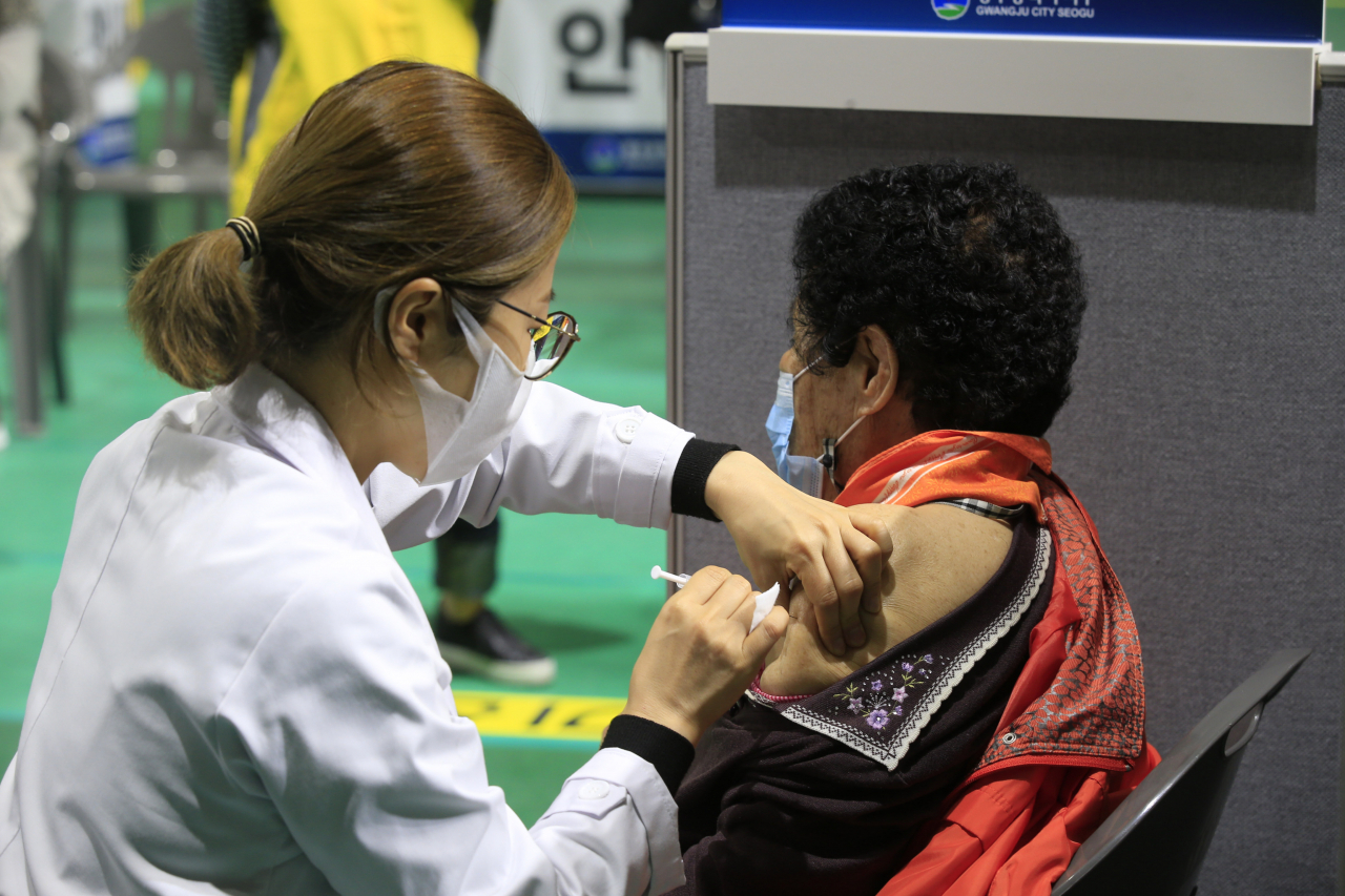 만 75세 이상 코로나19 백신 접종이 시작된 1일 오전 광주 서구 염주체육관에 마련된 코로나19 지역예방접종센터에서 시민이 화이자 백신을 맞고 있다. [연합]