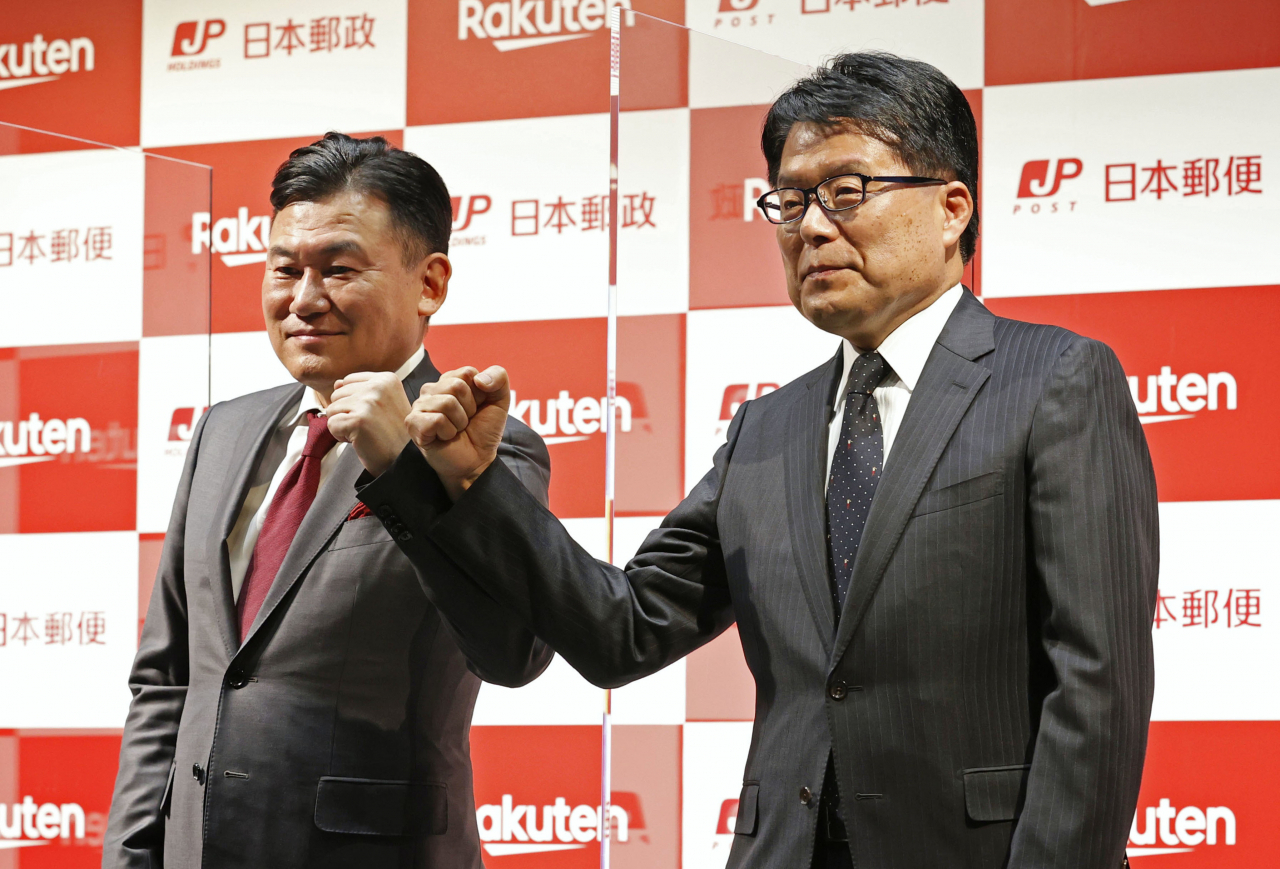 중국의 대표 인터넷종합기업 텐센트가 1일 라쿠텐에 6708억원의 투자를 발표했다. 앞서 지난달 중순에는 일본의 우체국 격인 일본우정이 일본 전자상거래업체 라쿠텐에 1500억엔(약 1조5600억원)을 출자하는 전략적파트너십을 맺었다. 사진은 지난해 12월 미키타니 히로시 일본 라쿠텐 최고경영자(CEO)와 마수다 히로야 일본우정 사장이 두 회사의 협력 관련 공동 기자회견을 하는 장면.[AP]