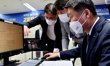 중진공 김학도 이사장이 1일 공단 서울지역본부에서 정책자금 비대면 평가모형(ZERO-TACT)을 시연하고 있다. [중진공 제공]