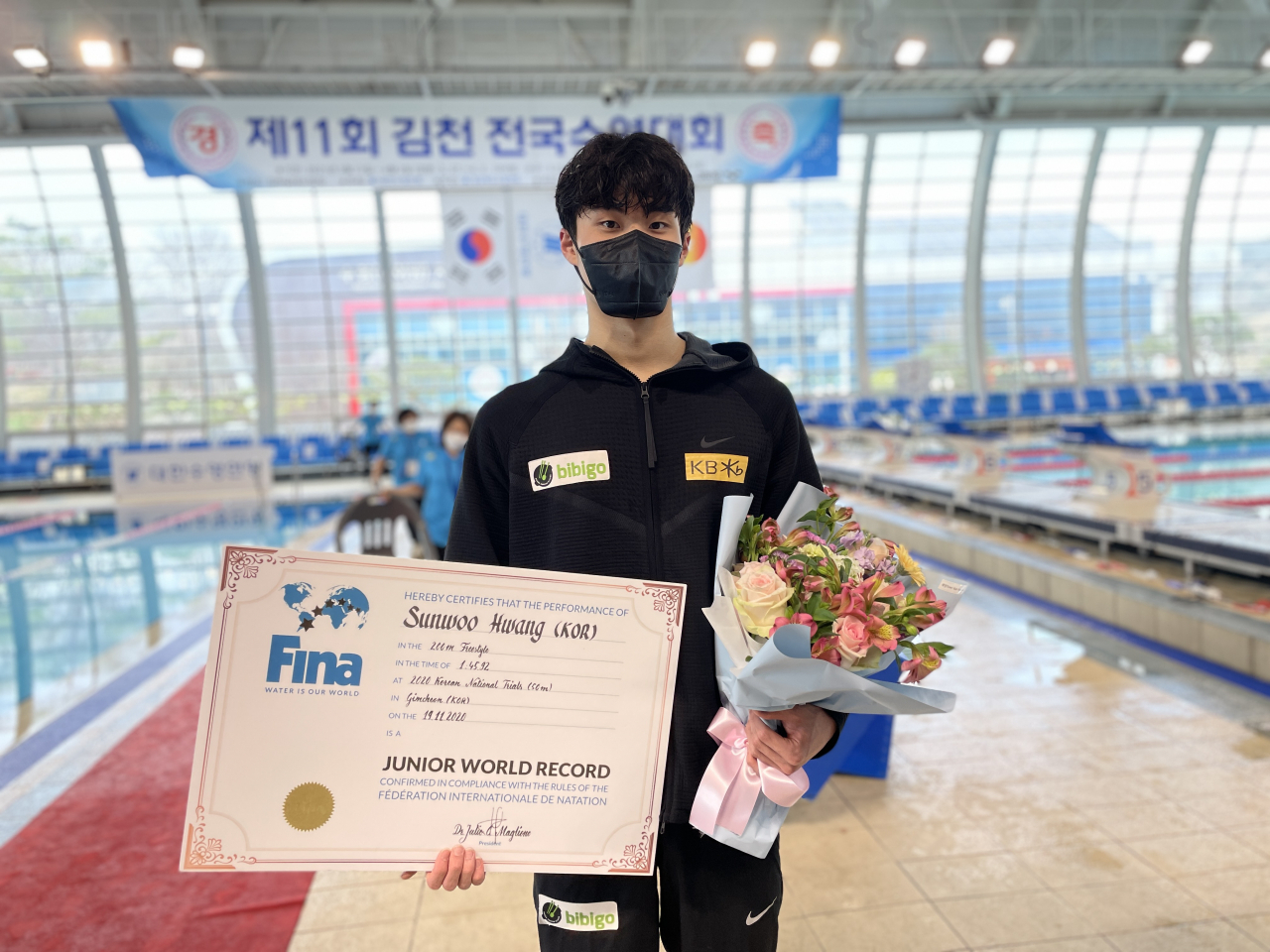 황선우가 1일 경기 후 지난해 자유형 200m 세계주니어신기록 수립에 대한 FINA의 기록증 전달식을 가졌다.