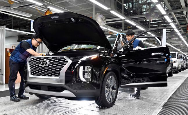 Hyundai Motor employees manufacture a vehicle at its Ulsan plant.(Hyundai Motor Group)