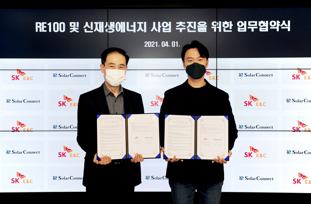 SK건설은 지난 1일 서울 종로구 관훈사옥에서 에너지 IT 플랫폼 기업인 솔라커넥트와 신재생에너지 발전사업 추진을 위한 업무협약을 체결했다. 왼쪽부터 이형원 SK건설 에코에너지부문장, 이영호 솔라커넥트 대표. [SK건설 제공]
