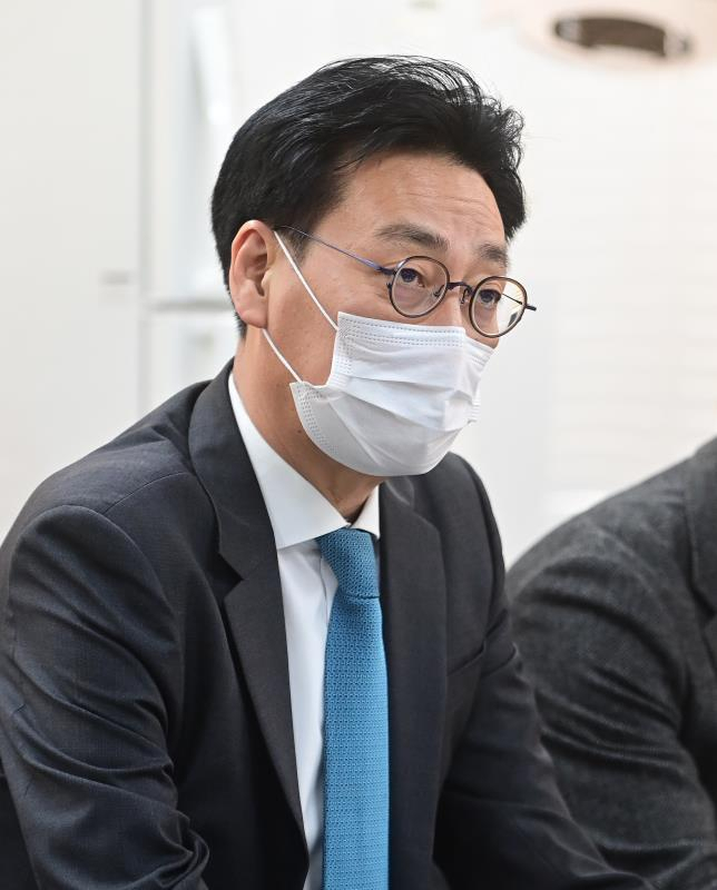 신봉훈 인천시 소통협력관이 지난 1일 시청 기자실에서 인천지하도상가 상생협의회 운영 종료에 따른 기자간담회를 하고 있다.