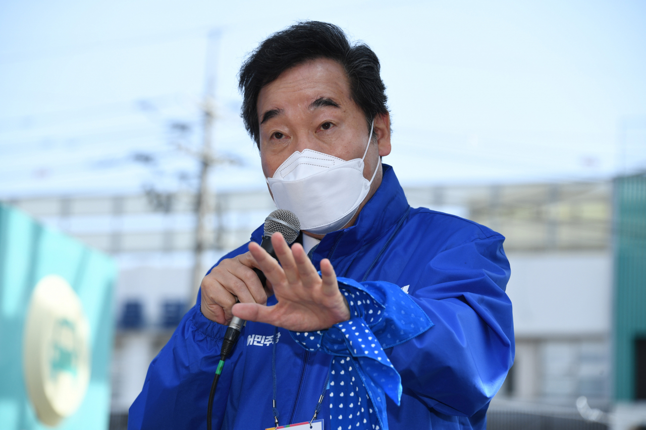 이낙연 더불어민주당 상임선대위원장이 31일 서울 광진구 지원유세에서 4·7 재보선 박영선 서울시장 후보 지지를 호소하는 연설을 하고 있다.[연합]