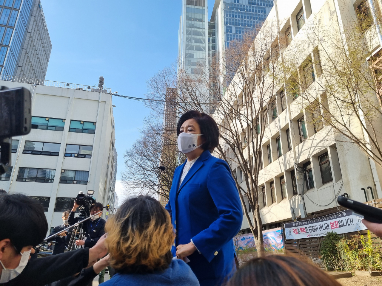 박영선 더불어민주당 서울시장 후보가 2일 오전 서울 종로구청에서 사전투표를 마친 뒤 기자들의 질문에 답하고 있다. 유오상 기자