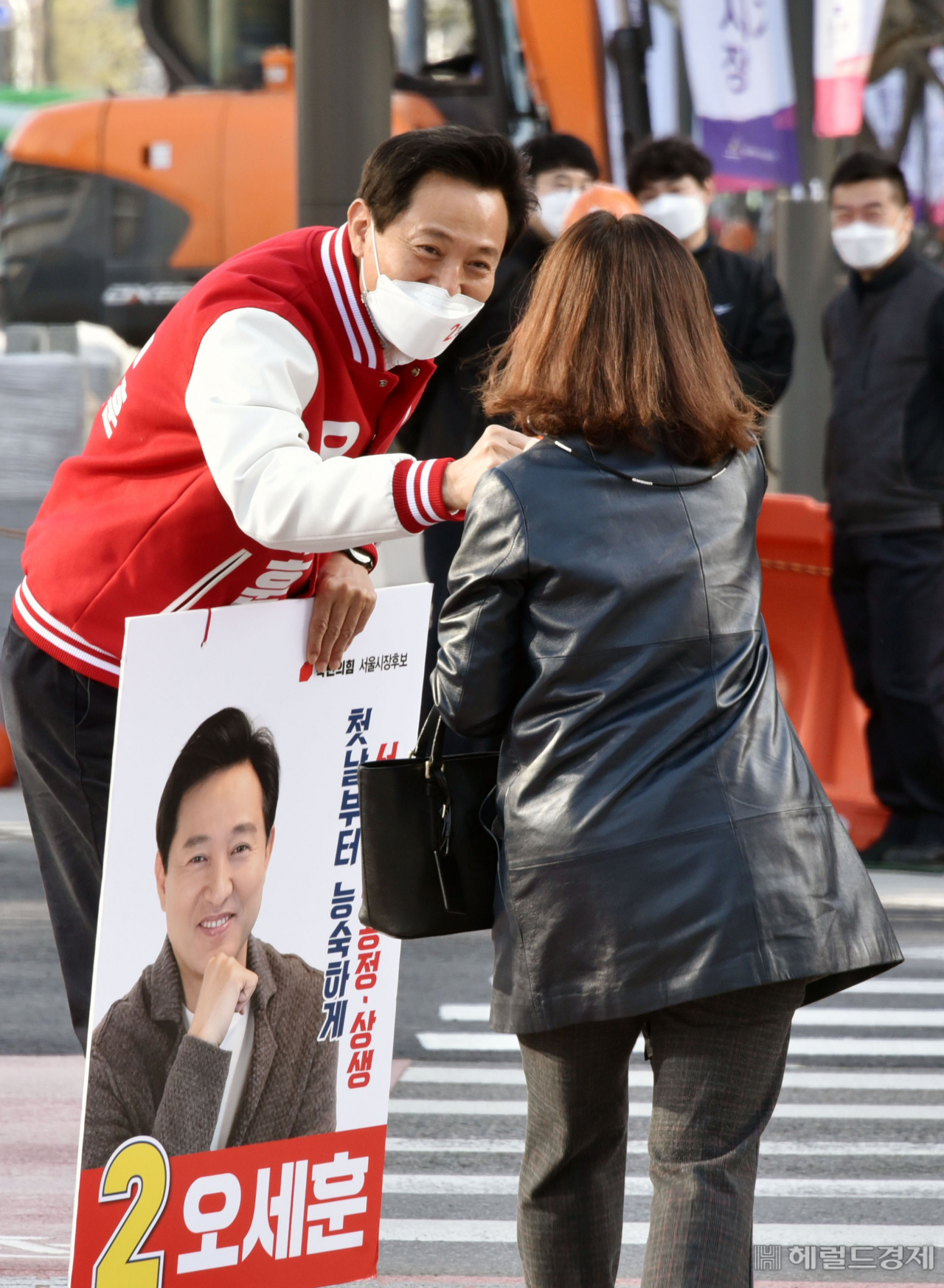 [사진=국회사진기자단] [헤럴드경제=이상섭 기자] 오세훈 국민의힘 서울시장 후보가 2일 오전 서울 세종대로사거리에서 시민들에게 인사하고 있다. babtong@heraldcorp.com