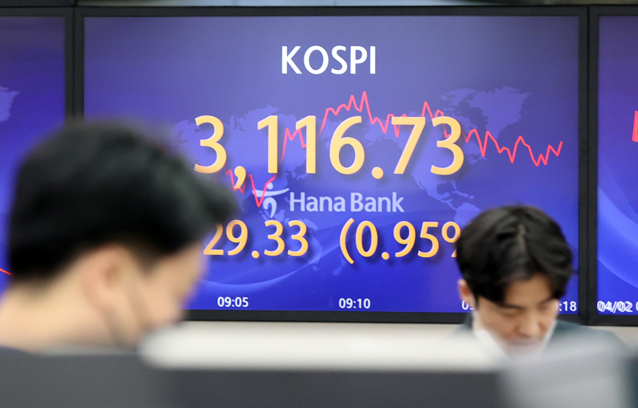코스피가 상승세로 출발한 2일 오전 서울 중구 하나은행 딜링룸에서 딜러들이 대화하고 있다. 장중 3,100선 상회는 2월 22일(장중 고가 3,142.48) 이후 처음이다. [연합]