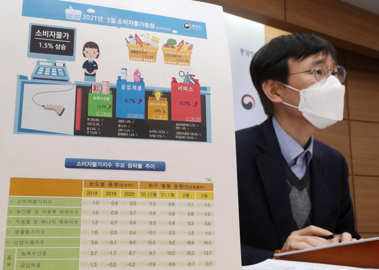 어운선 통계청 경제동향통계심의관이 2일 오전 세종시 정부세종청사에서 2021년 3월 소비자물가 동향을 발표하고 있다. [연합]