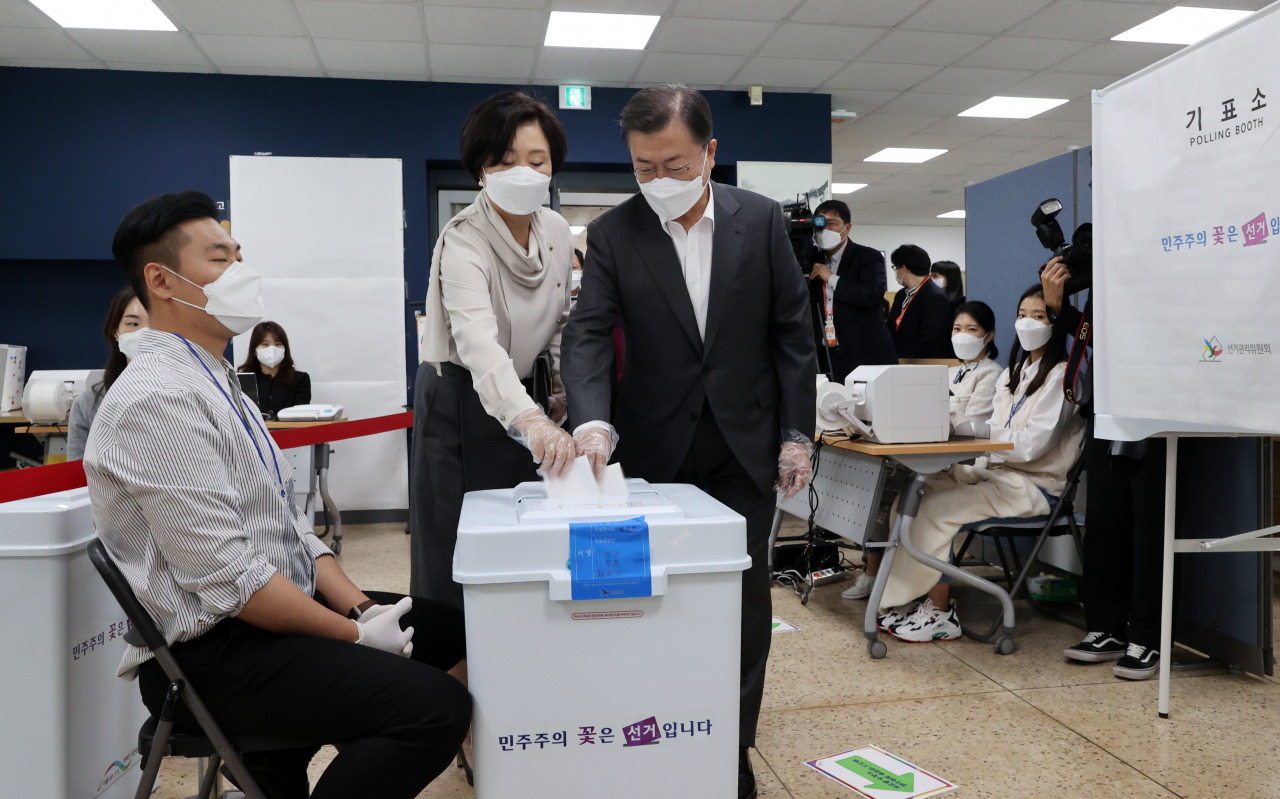 문재인 대통령과 부인 김정숙 여사가 2일 오전 서울 종로구 삼청동 주민센터를 찾아 2021재·보궐선거 사전투표를 하고 있다. [연합]