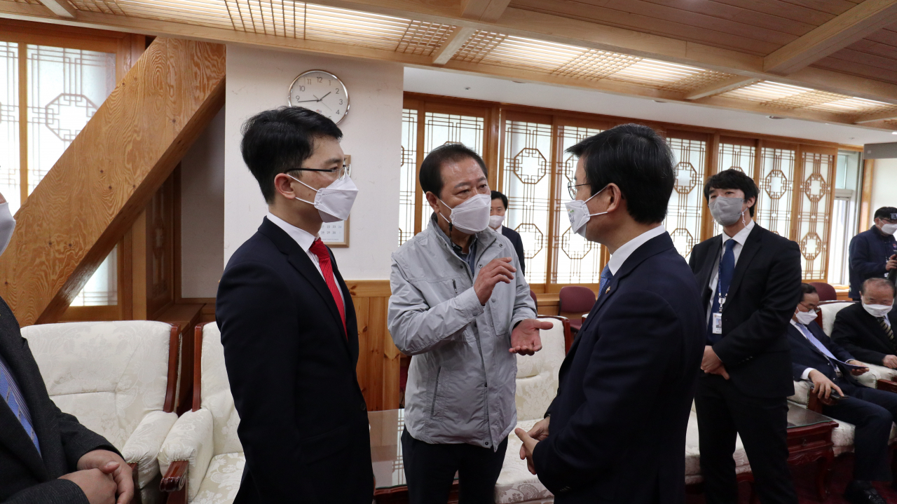 남진복 경북도의원이 1일 문성혁 해양수산부 장관에게 카페리선 공모절차를 신속히 진행해 줄 것을 요구하고 있다.[남진복 의원 제공]